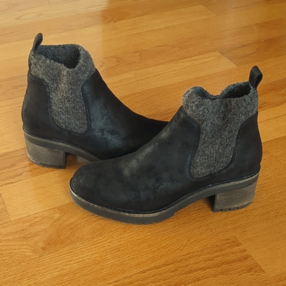 Crown Vintage Black & Gray Suede Ankle Boots